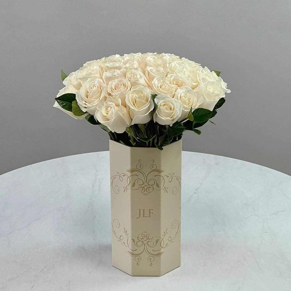 Roses in Short JLF Vase à Fleurs